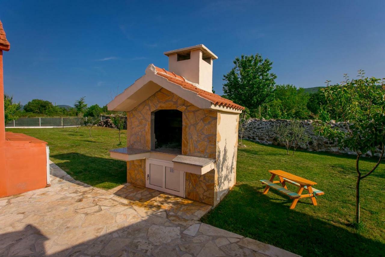 Vacation House Radosic Radosic  Buitenkant foto